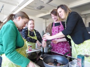 Foto van koken met kokosmelk