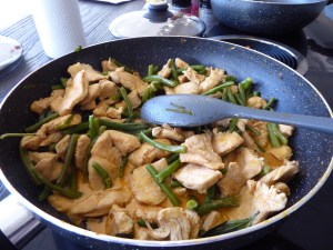 Foto van een wok met rode currie