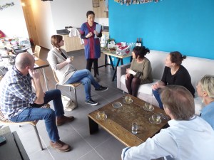 Foto van luisterende mensen voor Thaise workshop