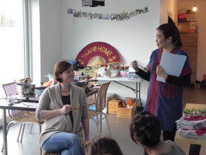 Foto van twee pratende dames tijdens kookles