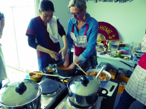 Foto van kokende dames met pot