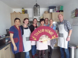 Foto van mensen in kookshorts en Thaise waaier