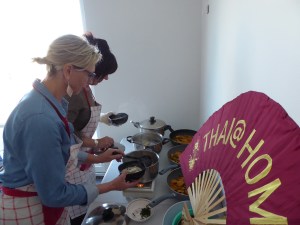 Foto van Thais eten en mensen die zich bedienen