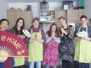 Foto van lachende dames met Thaise groet