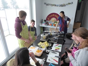 Foto van cursisten met Thaise kroepoek