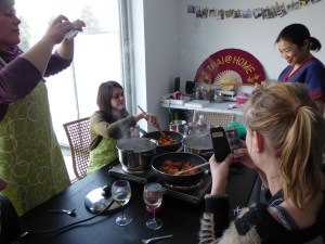 Foto van Thais eten met smartphones