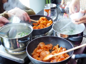 Foto van potten en pannen met Thais eten