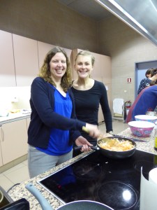 Foto van lachende dames met kookpan