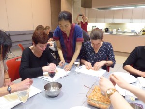Foto van dames die loempia's plooien