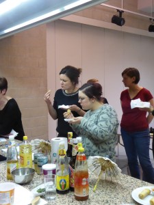 Foto van smakelijke eten van lenterolletjes op workshop
