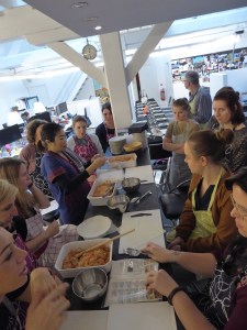 Foto van dames die op kantoor koken