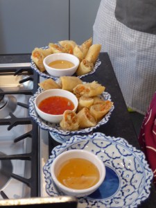 Foto van loempia's met Thaise saus