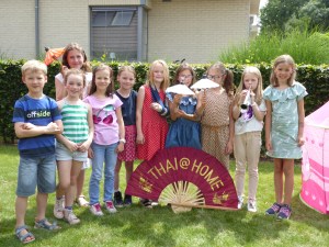 Kinderen poseren met Thaise waaier