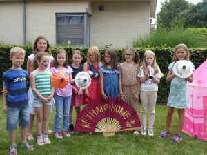 Foto van kinderen met Thaise waaier