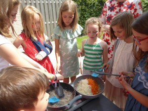 Meisjes die Thaise loempia's maken