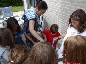 Foto van Thaise mevrouw die met kinderen kookt