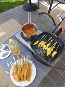 Foto van Kipsatés met saus in pot