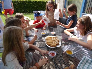 Kinderen eten loempia's