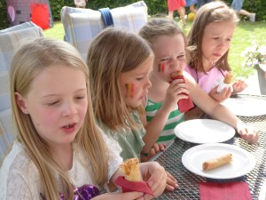 Belgische meisjes eten Thaise loempia's
