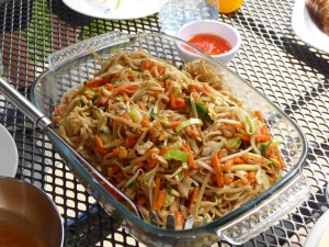 Versgemaakte Thaise noedels op buiten tafel