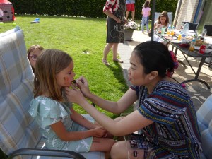 Thaise dame schminkt kinderen