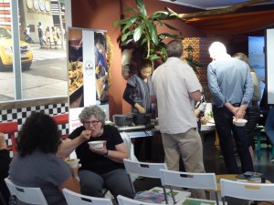 Foto van gasten die Thais eten in reiswinkel