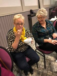 Dame proeft van Thaise saus