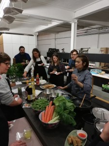 Chef geeft uitleg over Thaise ingrediënten