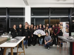 Groep mensen met schorten en een waaier