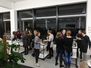 Drie kookeilanden met teams aan