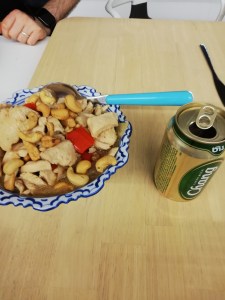 Blikje bier en kip met cashewnoten