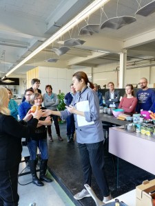 Mango doorgeven bij kookworkshop