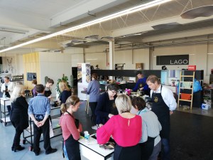 In teams koken in een toonzaal