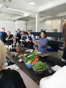 Tafel met mensen voor teamevent