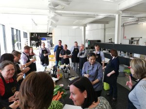 Toonzaal met mensen rond aangerecht