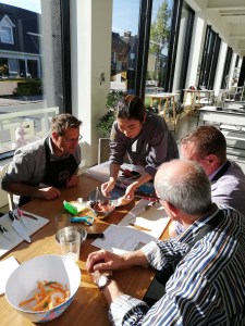 Wontons plooien in groep