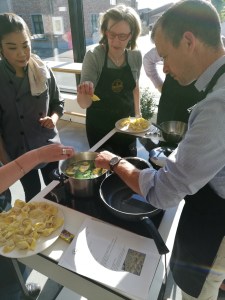 Samen de wontons in de soep doen