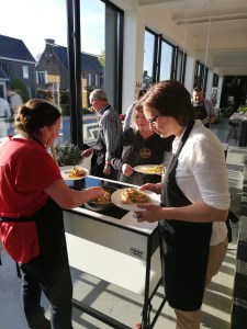 Dames bedienen zich van Thaise curry