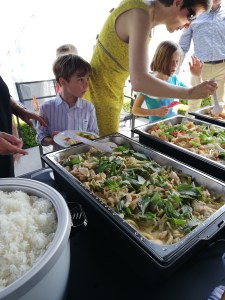 Jongen die aan het Thaise buffet staat