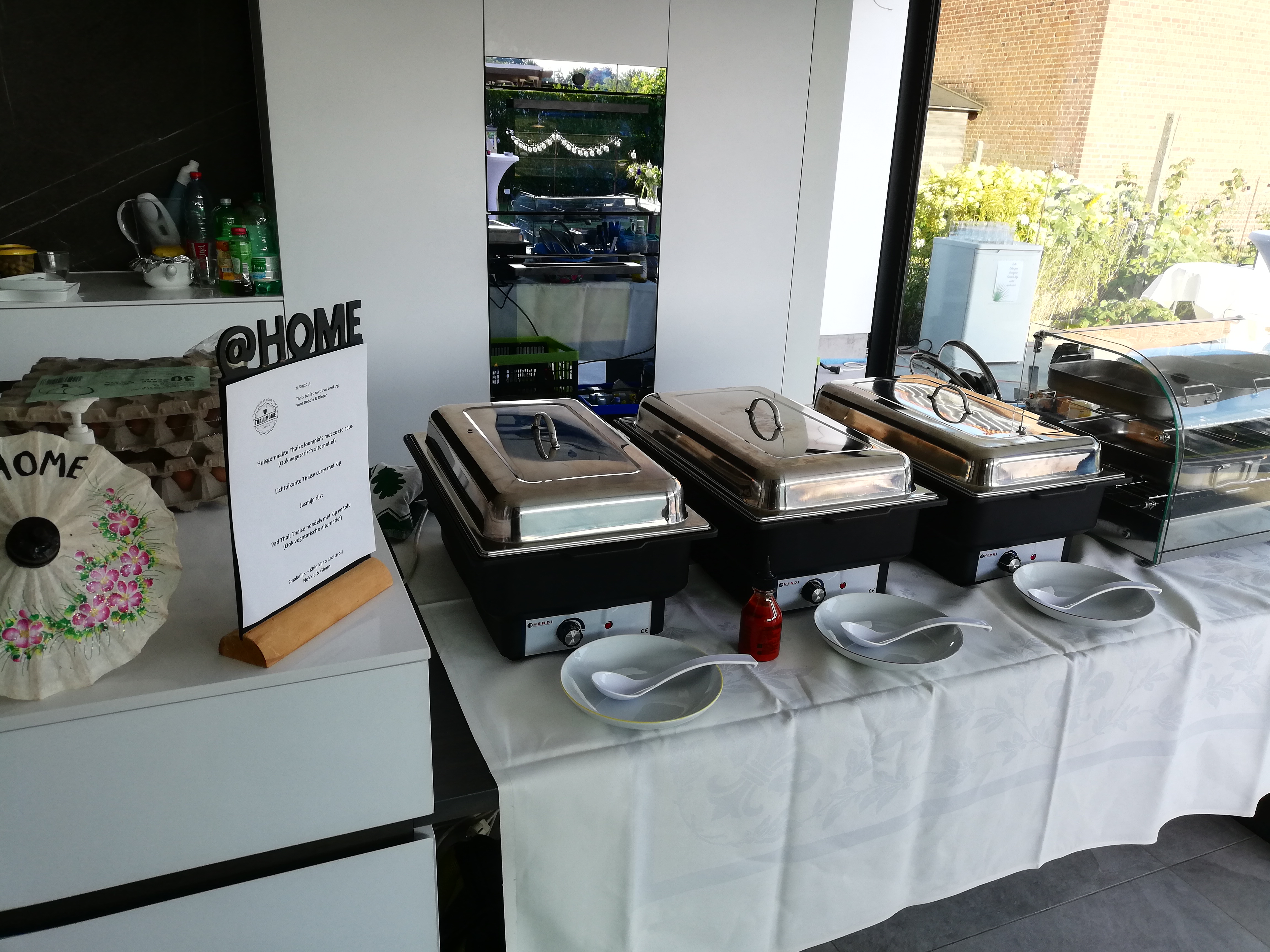 Tafel met warmhoudschalen