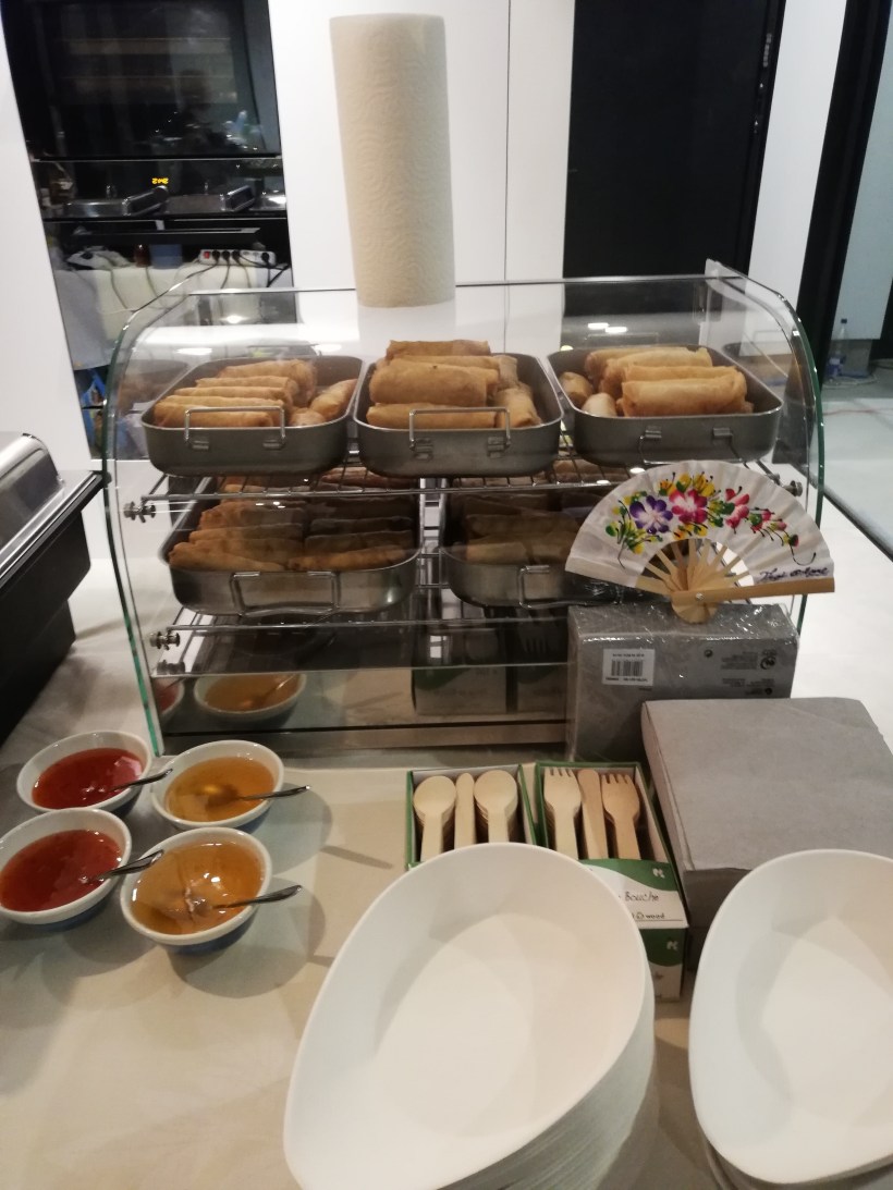 Loempia's in een warmhoudbak