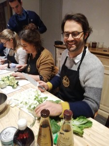 Man snijdt groenten tijdens workshop