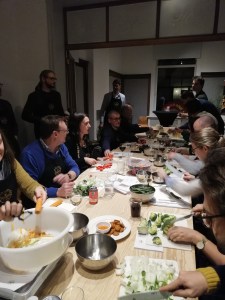 Tafel met mensen die koken