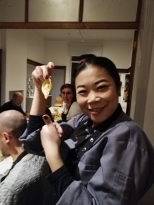 Chef houdt wonton vast