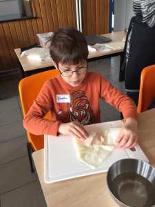 Kind plooit loempiadeeg