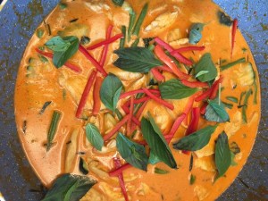 Rode Thaise kerrie met Thaise zoete basilicum en zoete paprika