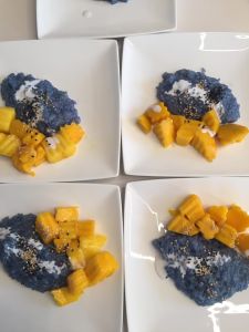 Paarse kleefrijst met mango