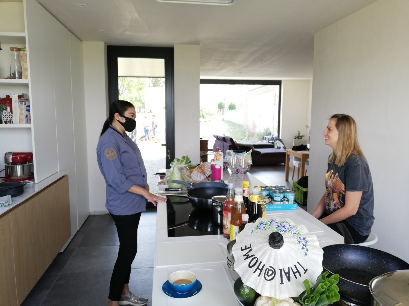 Thaise chef met mondmasker voor kooksowrkshop