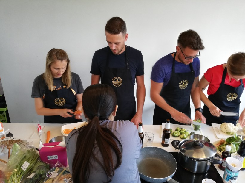 Deelnemers van de Thaise kookworkshop aan de slag