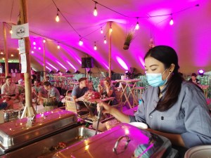 Chef met mondmasker in tent